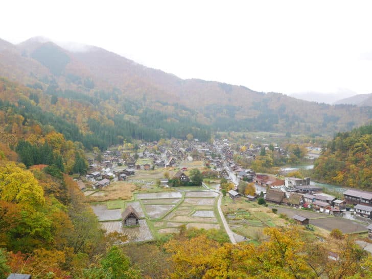 紅葉真っ盛り 雨に濡れる世界遺産白川郷に見る日本の原風景 お母さん大学